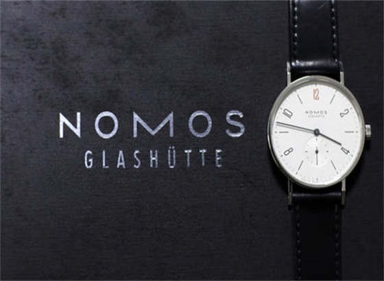 NOMOS手表怎么調時間？