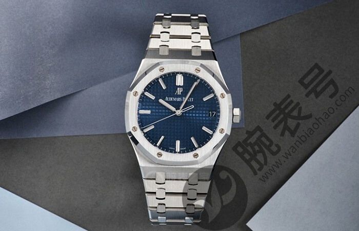 動手使用Audemars Piguet愛彼34毫米自動上鏈皇家橡樹女士腕表